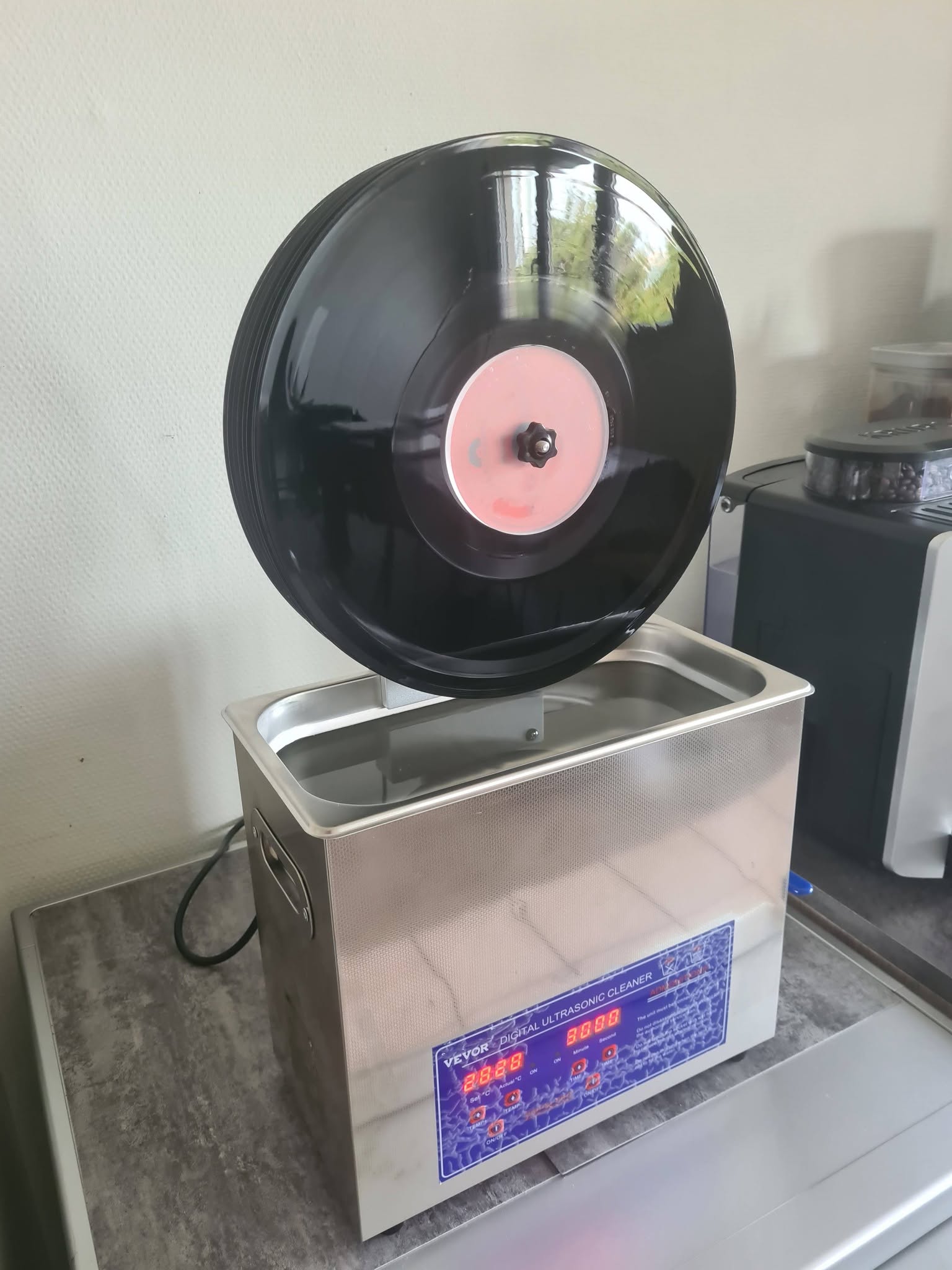 Nettoyage d'un vinyle par ultrasons dans une cuve digitale professionnelle