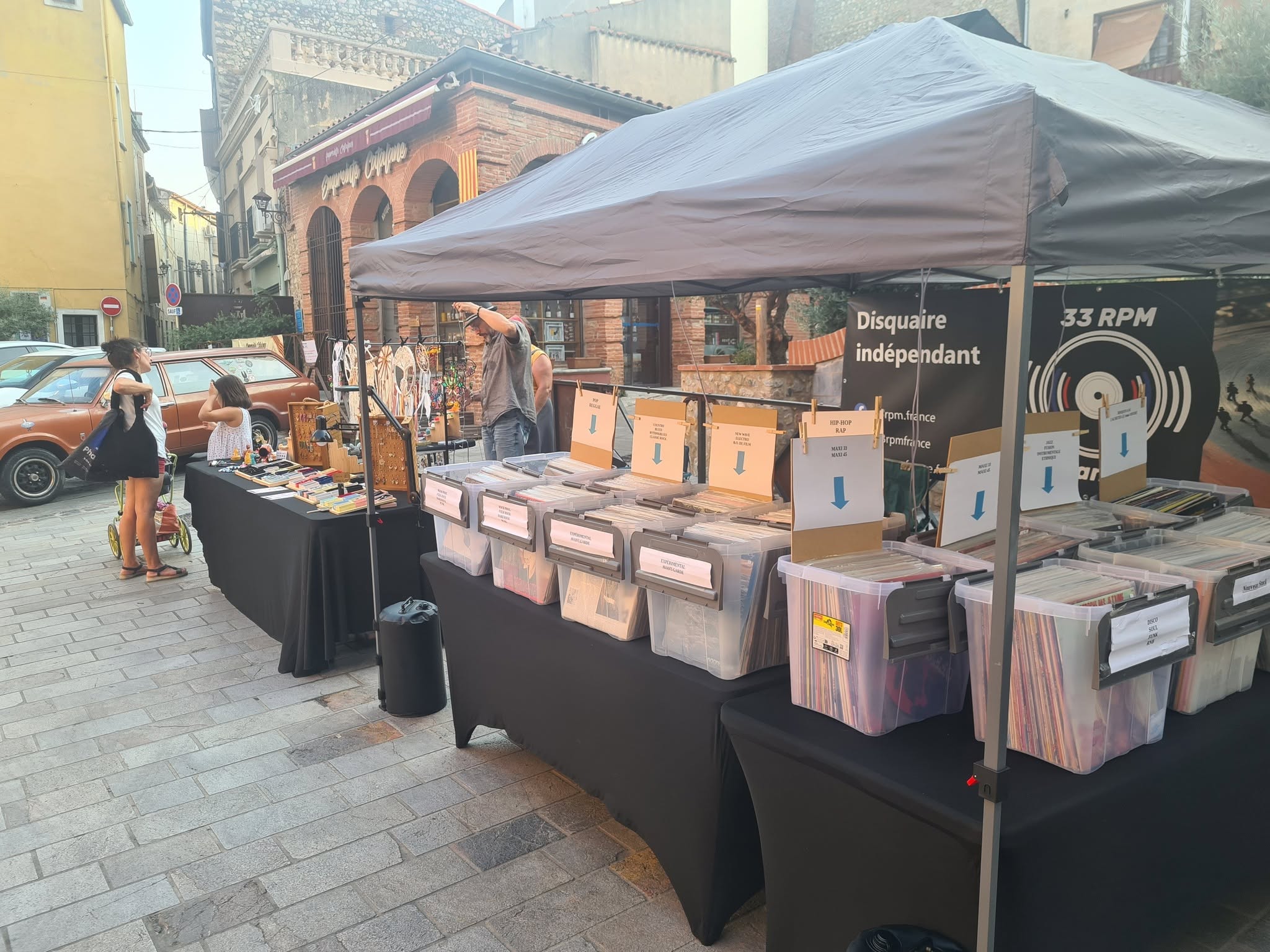 Stand 33rpm France sur un marché, bacs de vinyles triés par style musical